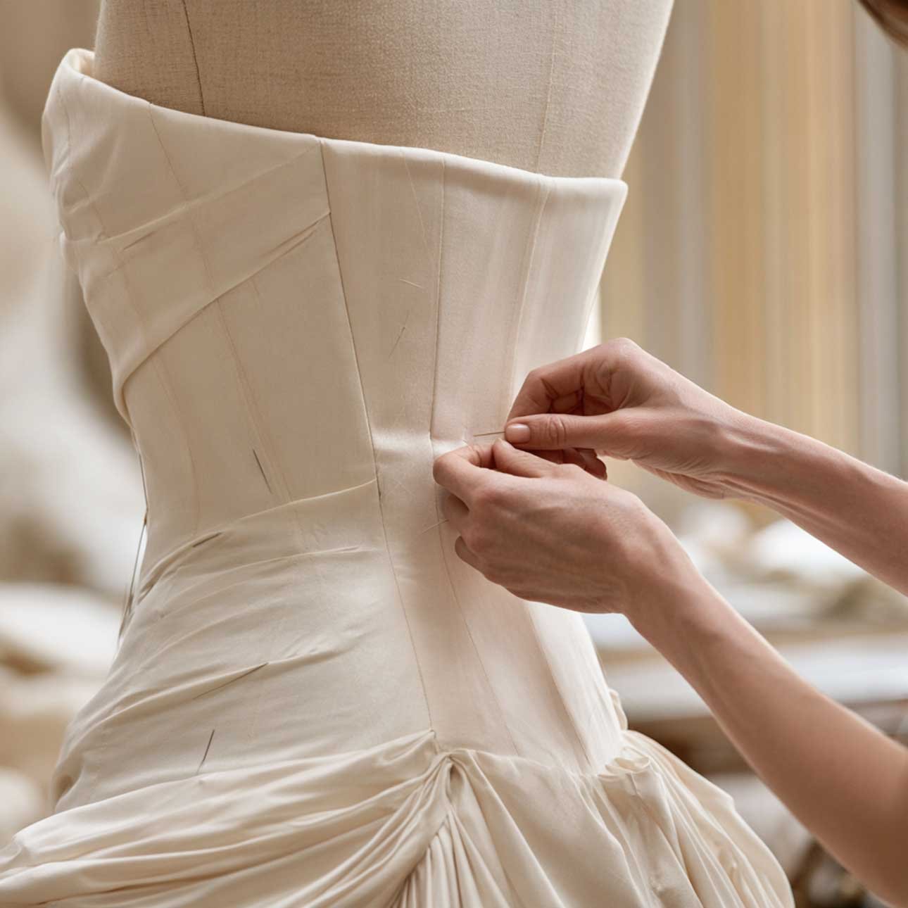 Ajustement robe de mariée à Paris