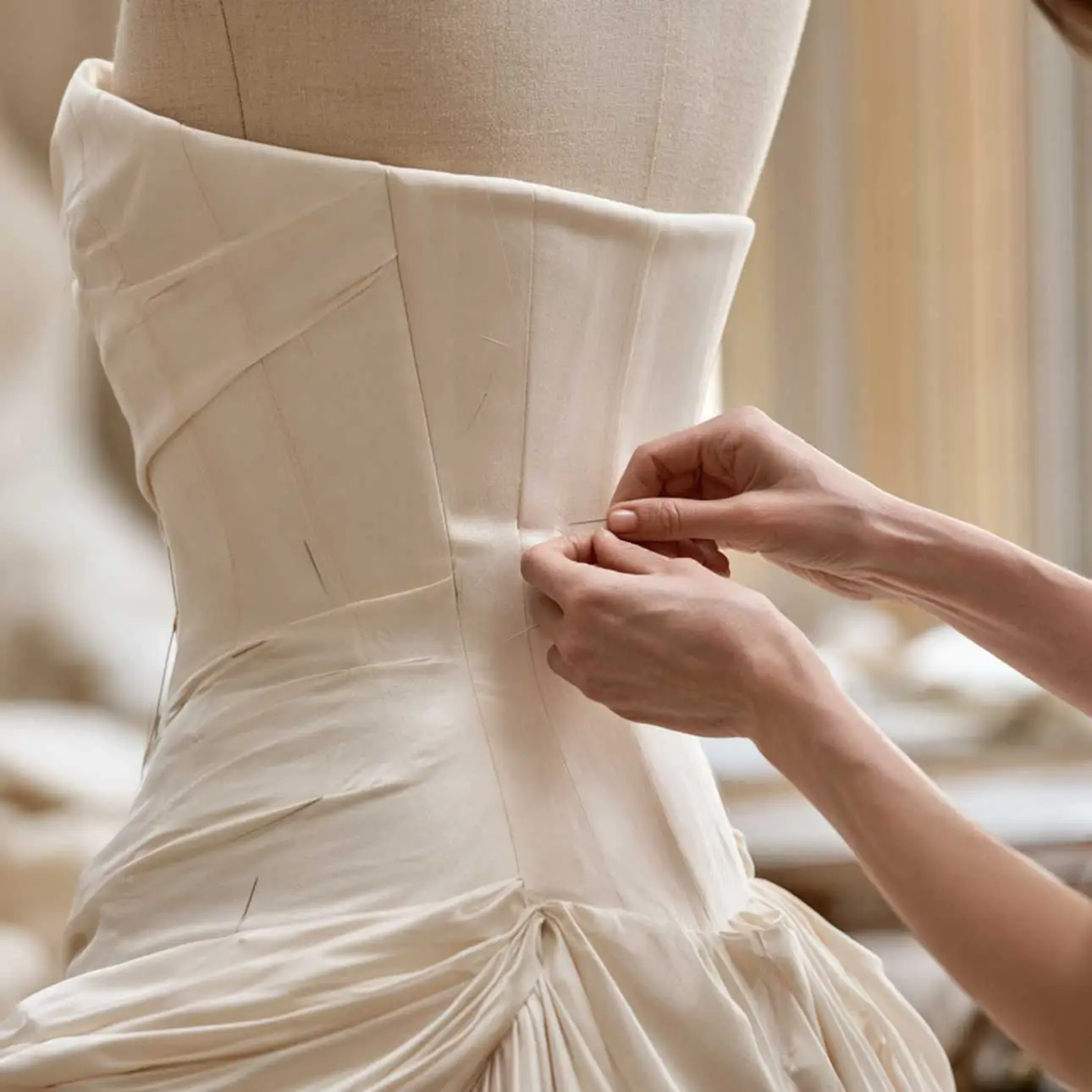 Ajustement robe de mariée à Paris